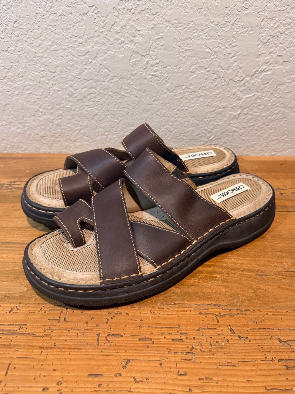 VTG NWOT Y2K Cherokee Leather Strappy Sandals